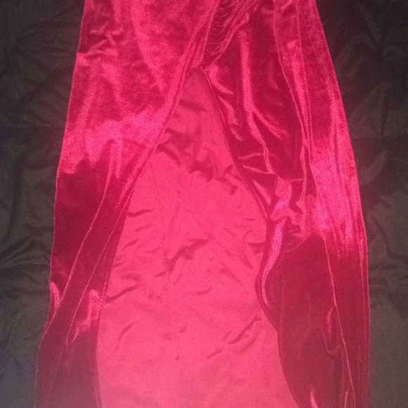 This velvet red dress - Picture 2 of 2